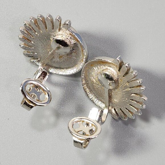 Crown Trifari Button Clip-On Earrings Mother of Pearl Silver Tone Fashion Jewely - Picture 8 of 8
